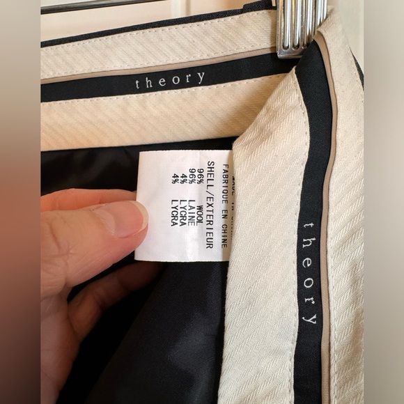 Theory Max C Tailor trousers
Charcoal gray wool
Size 6 - Picture 5 of 6